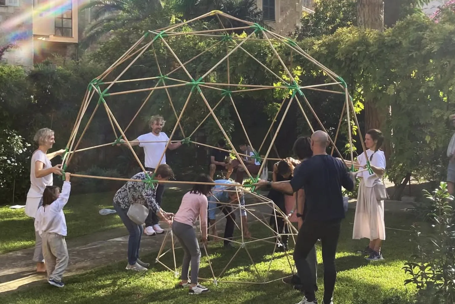 Personas jugando con estructura geometrica